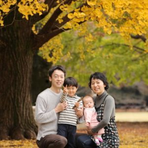 イチョウ並木で美しい家族写真