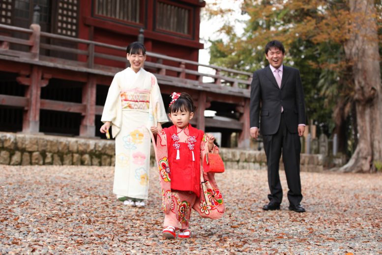 出張カメラマンに駆け寄る少女 七五三専門の出張撮影キッズフォト Kidsphoto