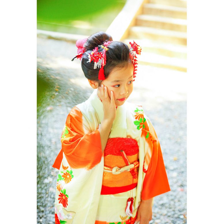 頬に手を当てる着物の女の子