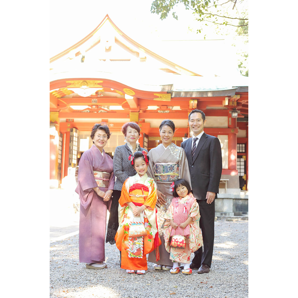 世田谷八幡宮の社殿で家族写真撮影
