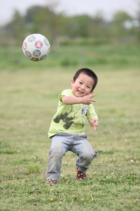 サッカーボールで遊ぶ男の子