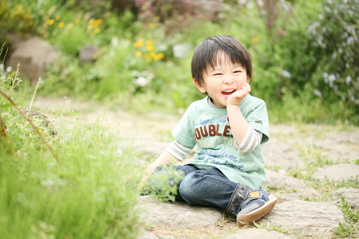 出張撮影KidsPhotoのブログ-座って笑う男の子