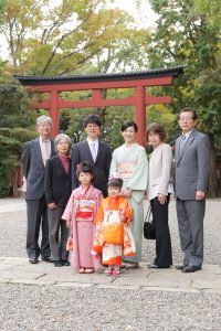武蔵一宮氷川神社で七五三の家族写真