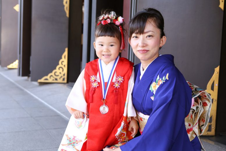 ブルーの鮮やかな着物が美しいママとツーショット