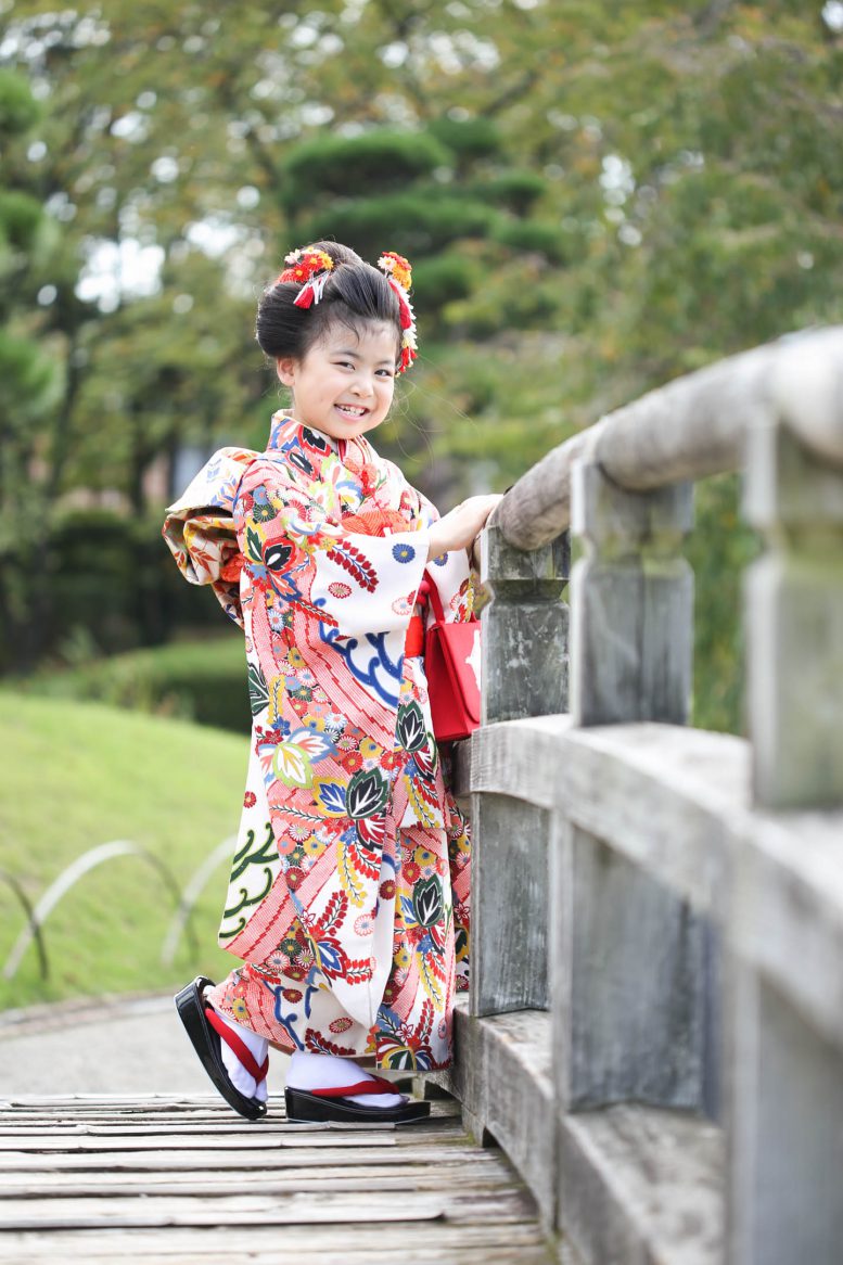花田苑の橋で七五三撮影