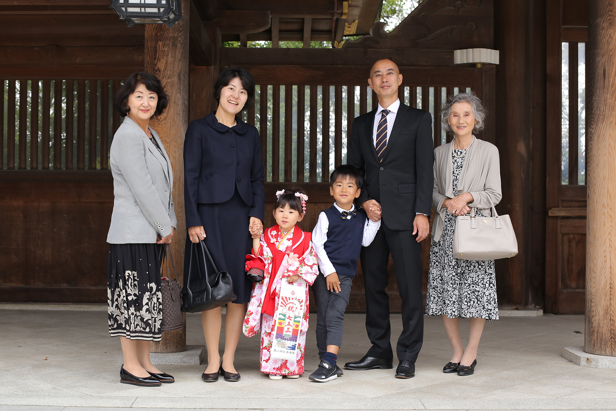 寒川神社で家族写真の撮影