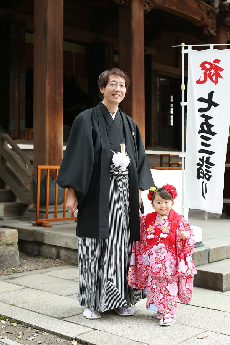 袴のパパと3歳七五三の女の子 七五三専門の出張撮影キッズフォト Kidsphoto