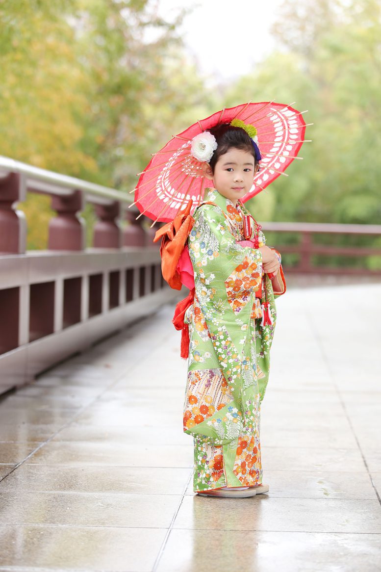 和傘で七五三撮影 - 七五三・お宮参りの出張撮影キッズフォト(KidsPhoto)