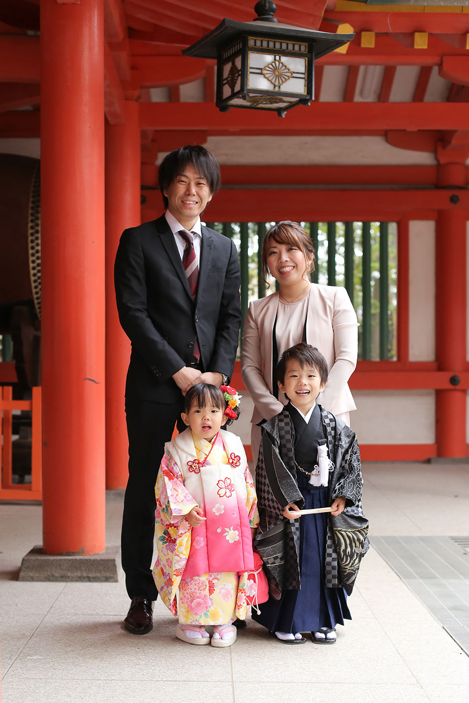 大宮氷川神社の境内で七五三の家族写真撮影