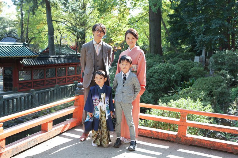 根津神社で七五三の家族写真撮影2