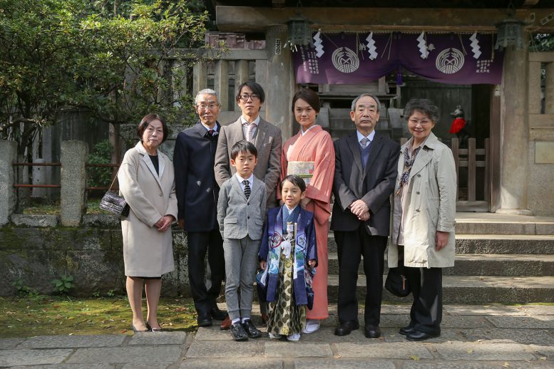 根津神社の殿殿前で集合写真の撮影