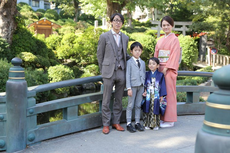 根津神社で七五三の家族写真撮影