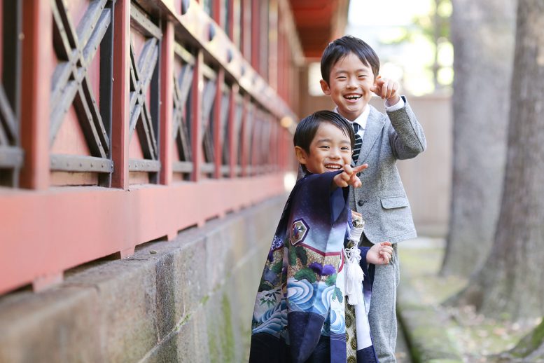 社殿の脇道で兄弟カット-七五三-