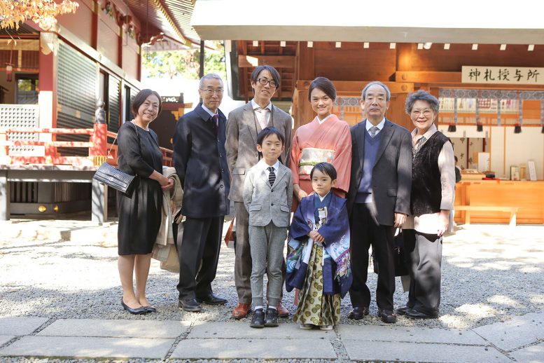 本殿前で七五三の家族写真撮影