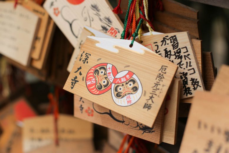 深大寺の絵馬 ダルマがモチーフ
