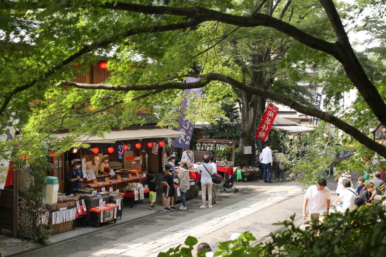 調布市の深大寺 活気のある仲見世通り
