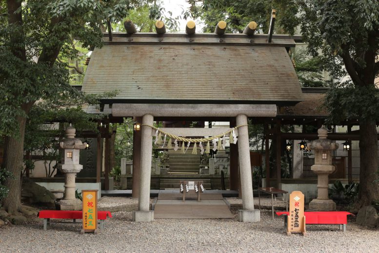 拝殿前にある鳥居と撮影スポット