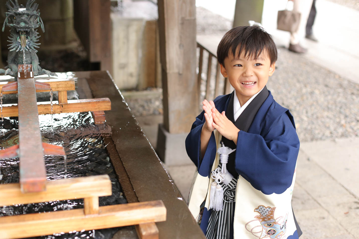 川越氷川神社の手水舎で記念撮影
