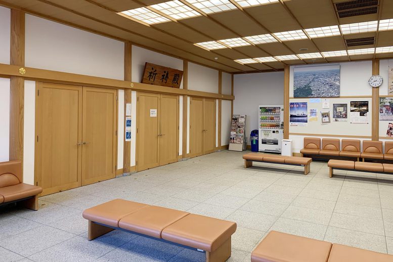 祈祷殿の前の待合室