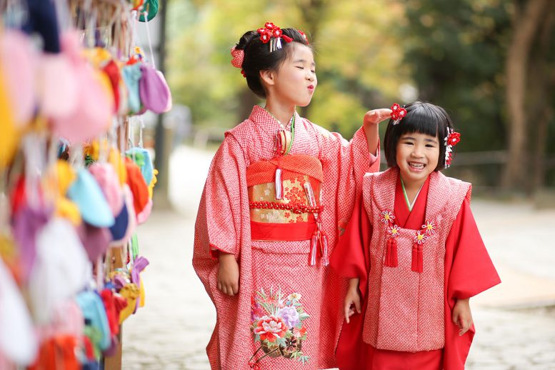 大宮氷川神社で可愛いおてんば姉妹ちゃん撮影