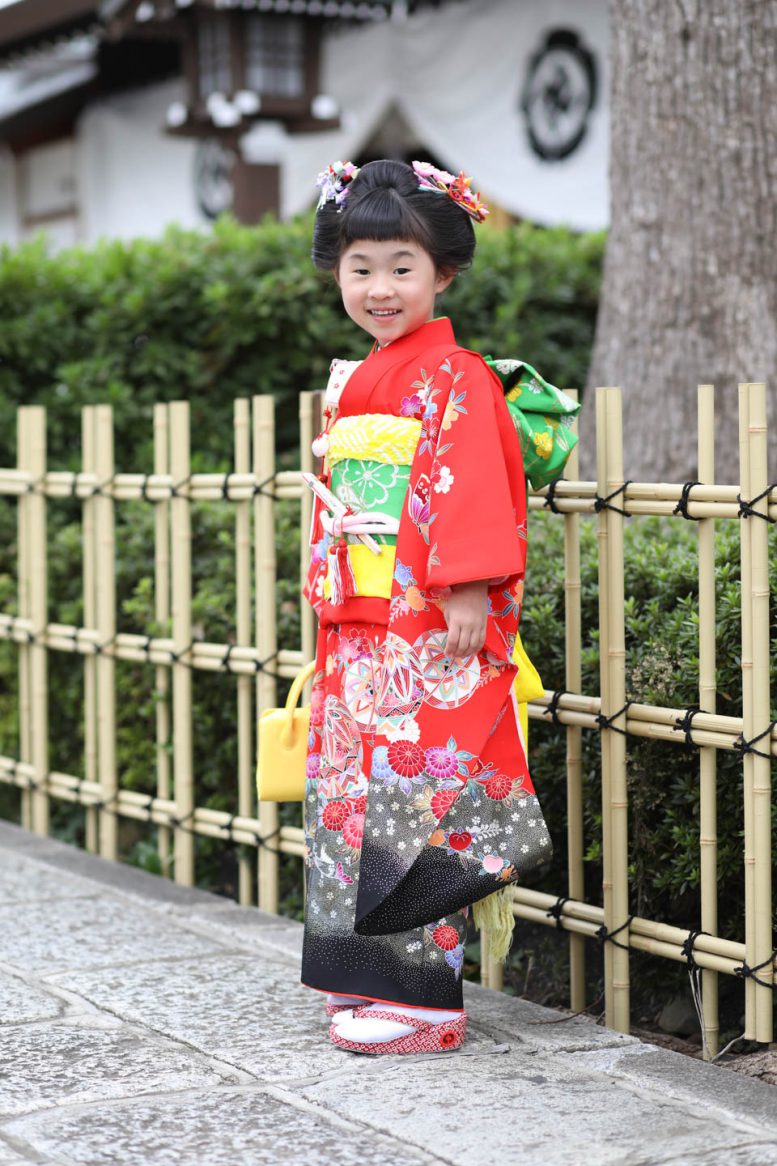 松陰神社に出張撮影 4歳女の子の立ち姿 七五三専門の出張撮影キッズフォト Kidsphoto