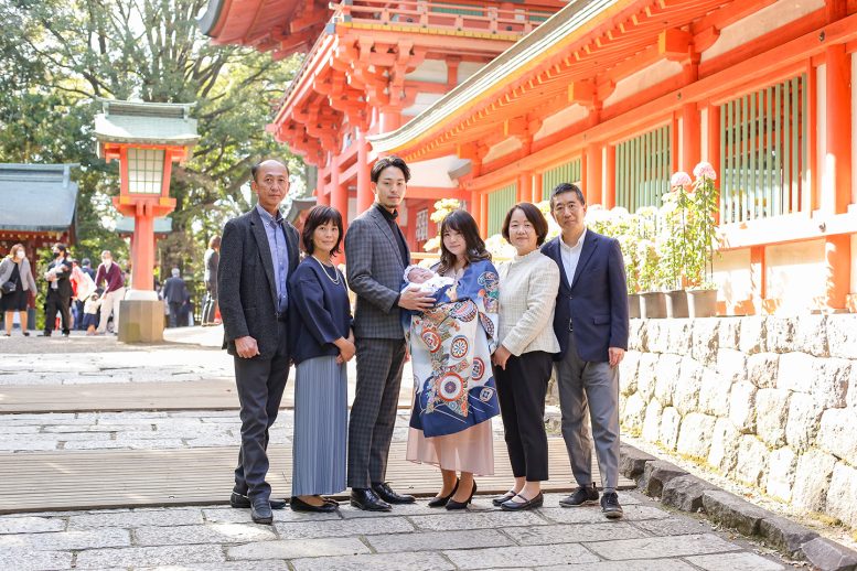ご両家の親族とお宮参りの記念撮影