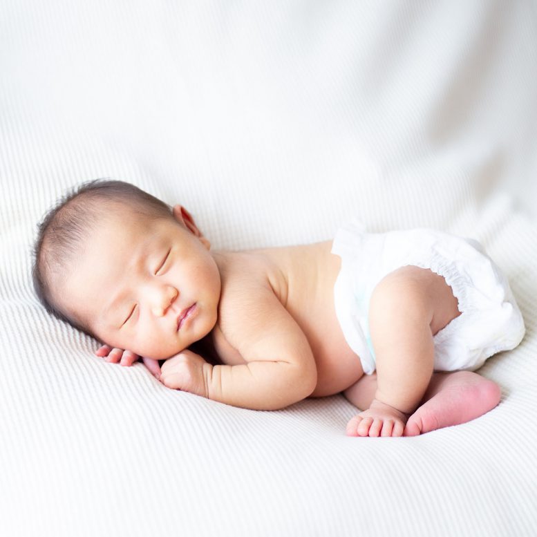 おむつ姿の新生児