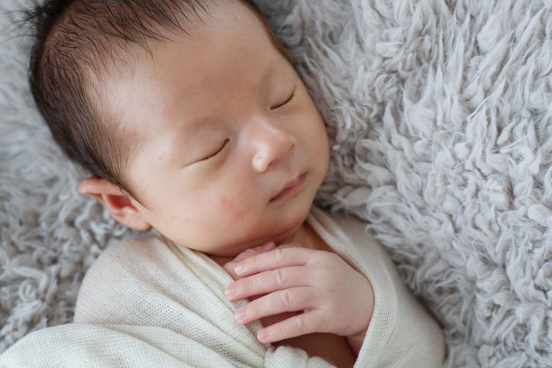 ニューボーンフォト ブランケットに包まれた赤ちゃん