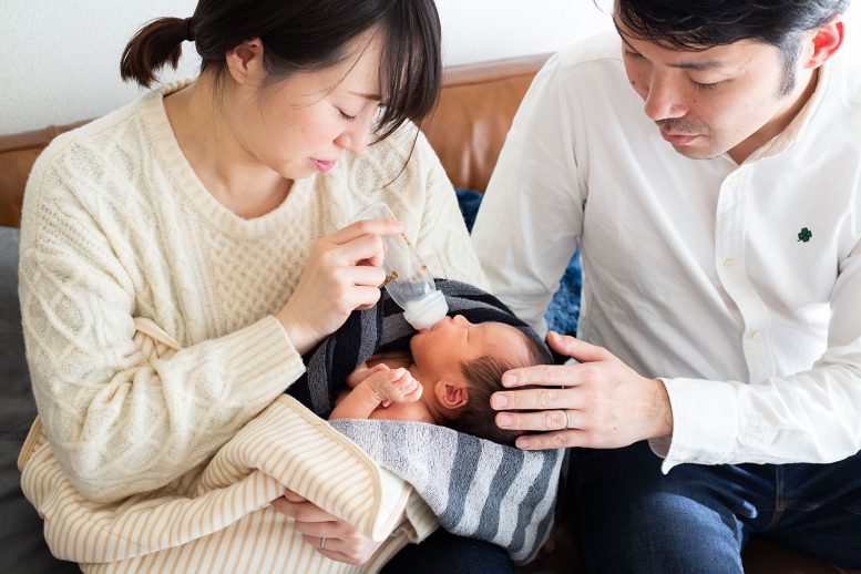 新生児にミルクをあげる