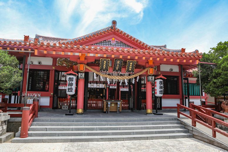 お宮参りに人気の波上宮