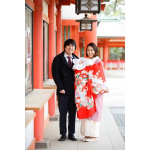 赤い祝い着で家族写真