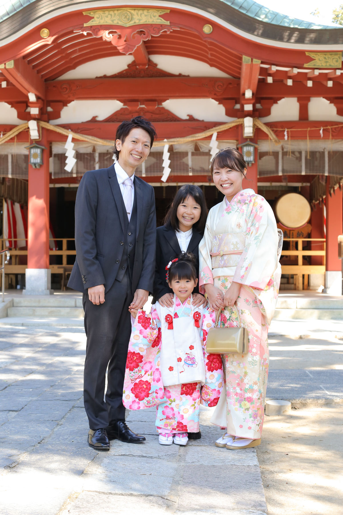 久伊豆神社の神殿を背景に家族写真撮影