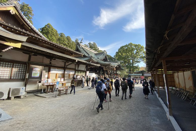 登山客で賑わう本殿前の待ち合いスペース