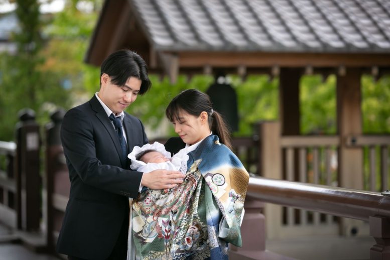 西新井大師 大本道の軒下でお宮参り撮影