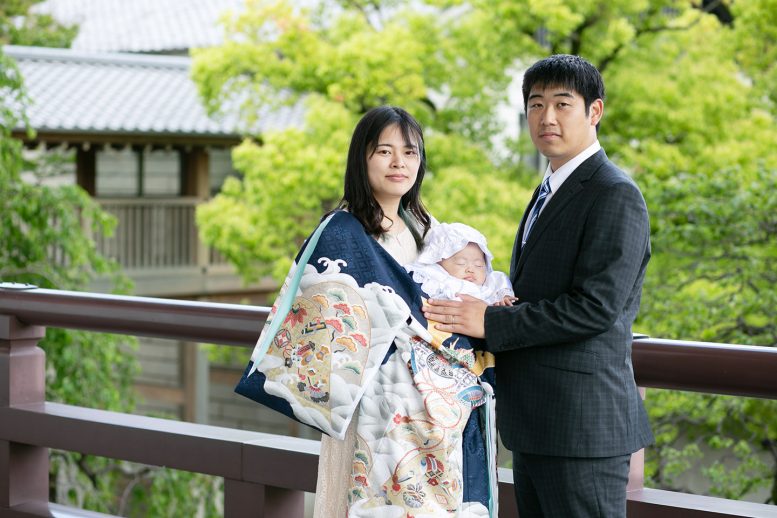 西新井大師／本堂の入口にて
