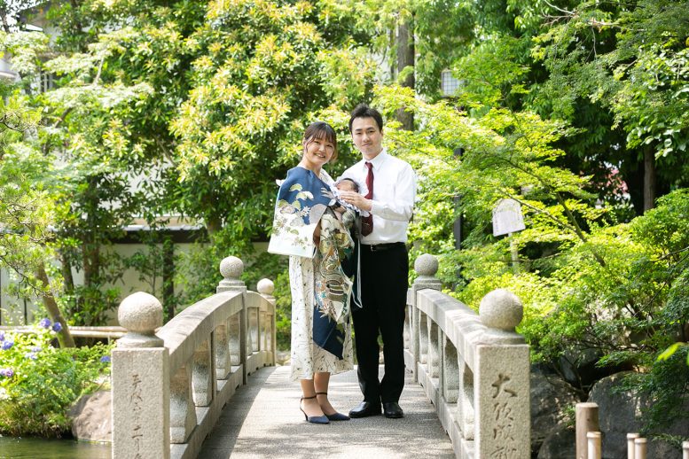 西新井大師／庭園にかかる橋にて