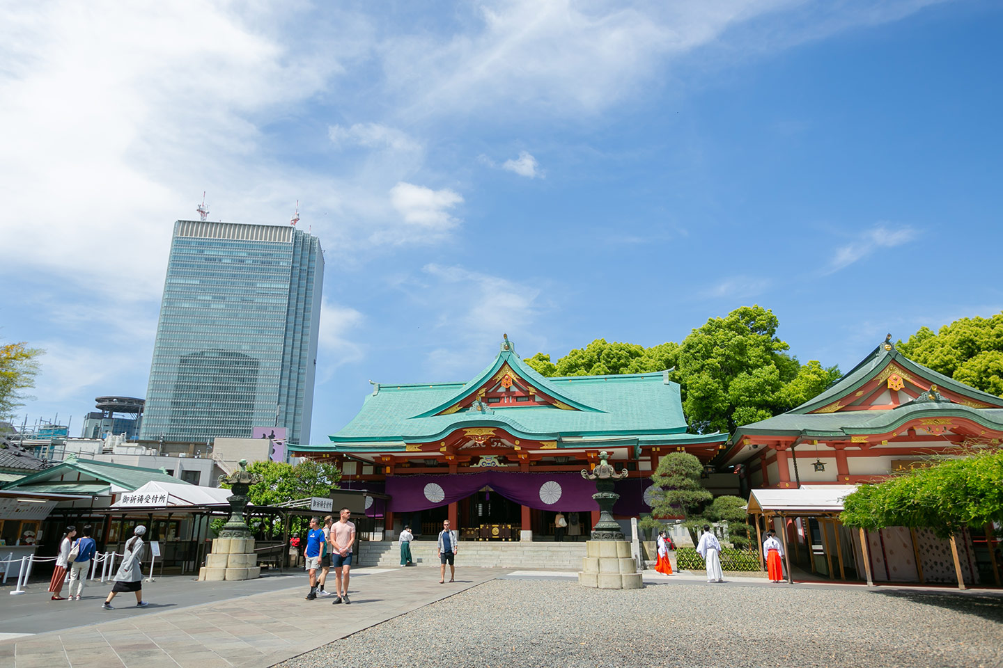 赤坂日枝神社神社　晴れた空と本殿