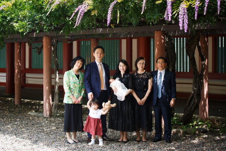 赤坂日枝神社　藤棚の下で記念撮影