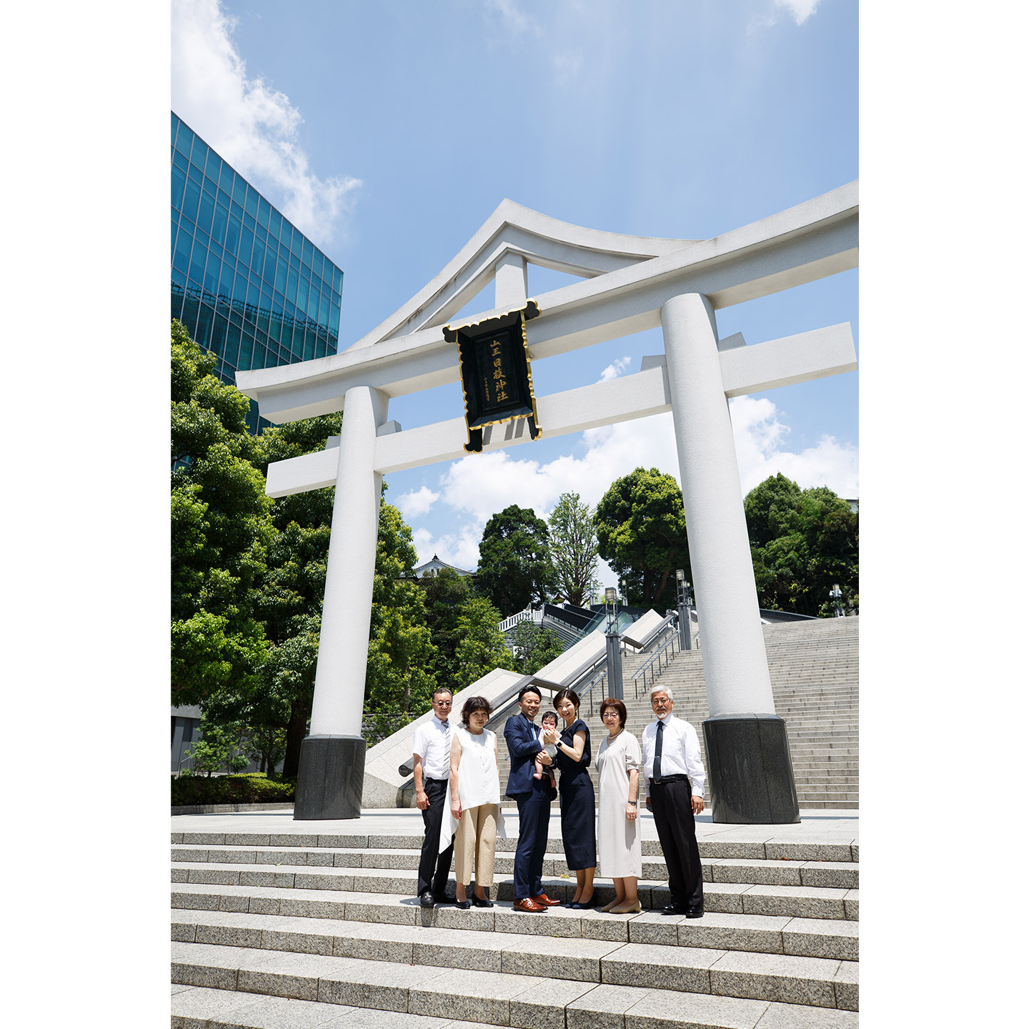 山王日枝神社　大鳥居の前で記念撮影