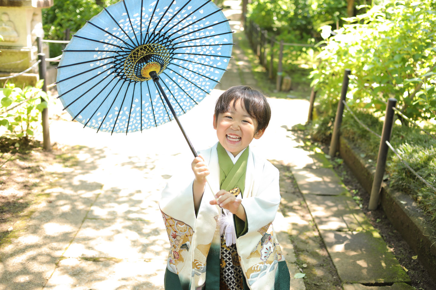 和傘が楽しい5歳の男の子