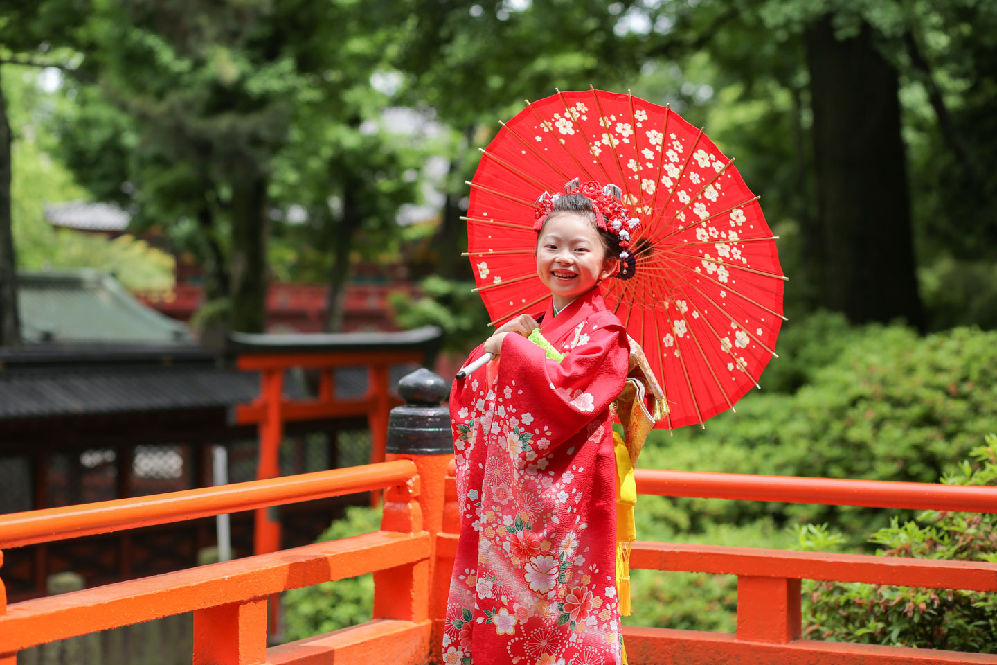 赤い和傘と赤い着物の女の子