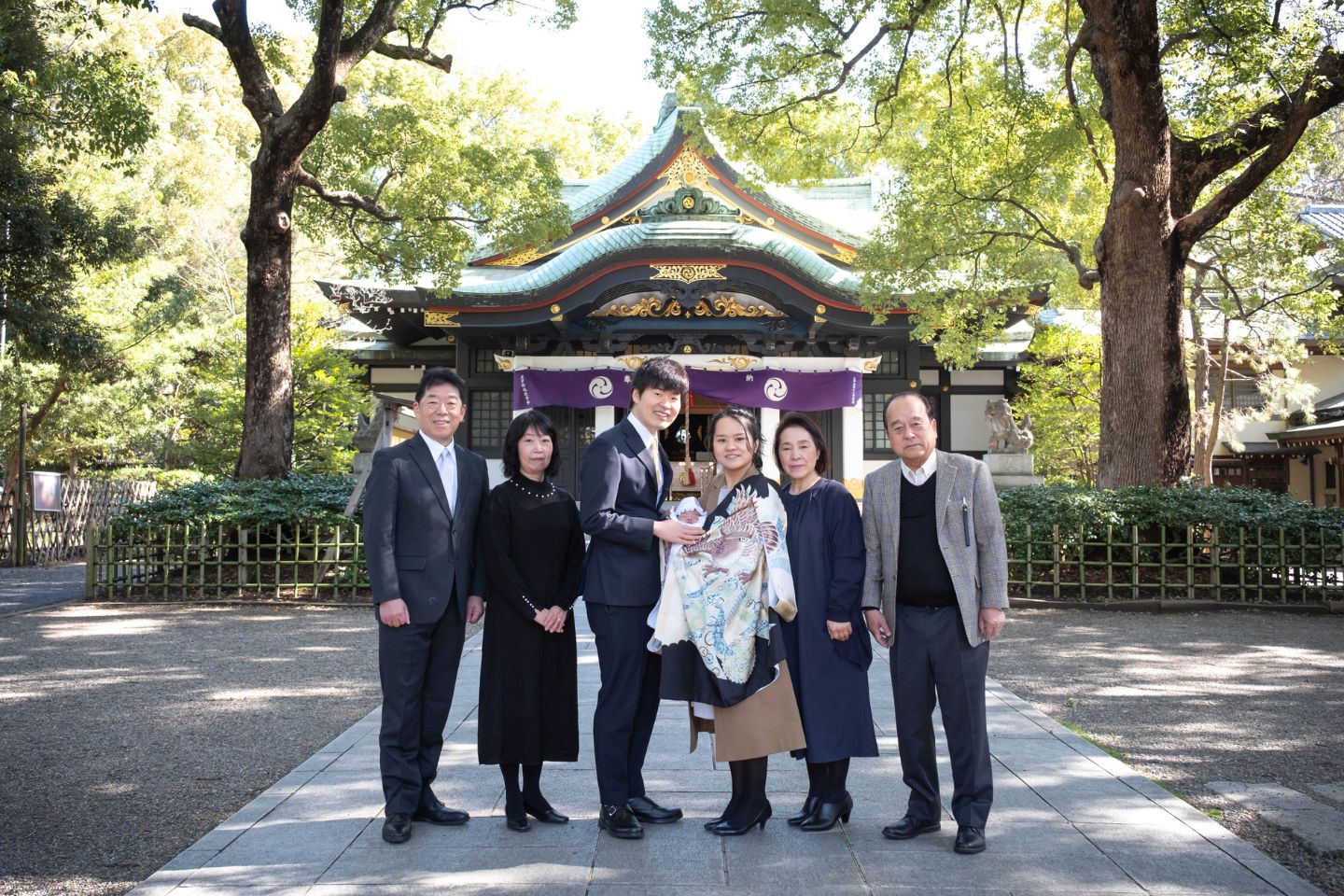 王子神社 本殿前で家族の記念撮影