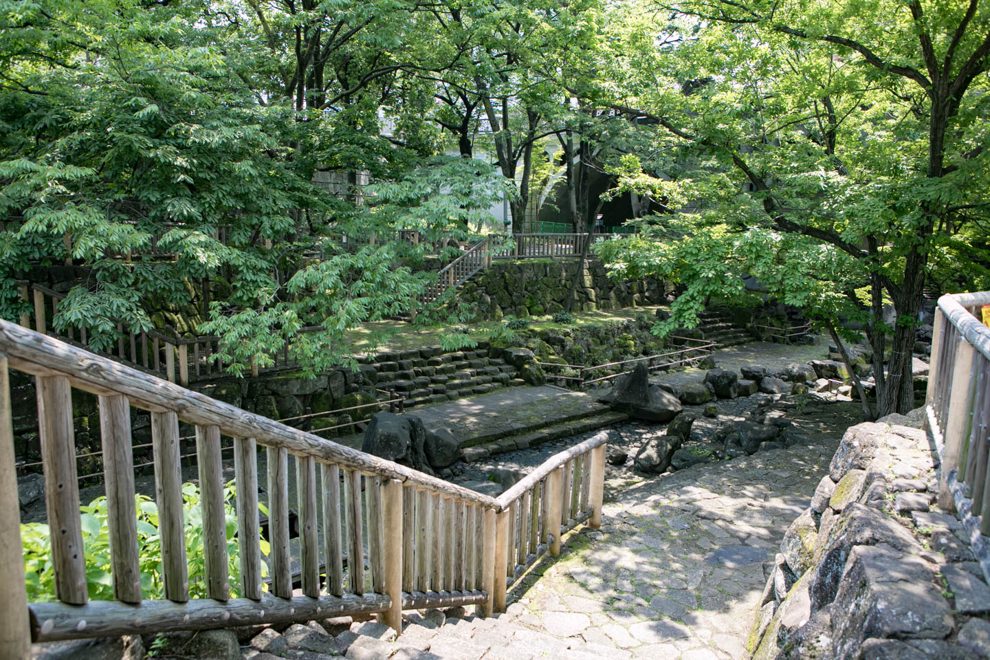 王子神社前の北区立音無親水公園