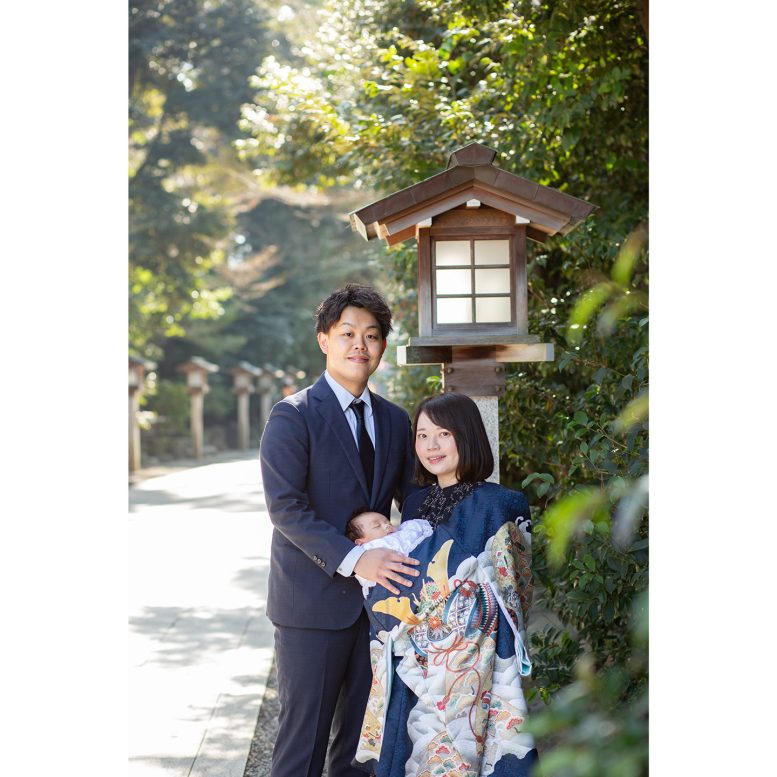 寒川神社　灯籠が並ぶ山道