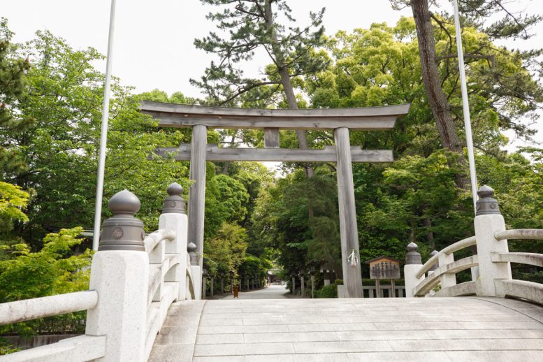 寒川神社の入口前 鳥居