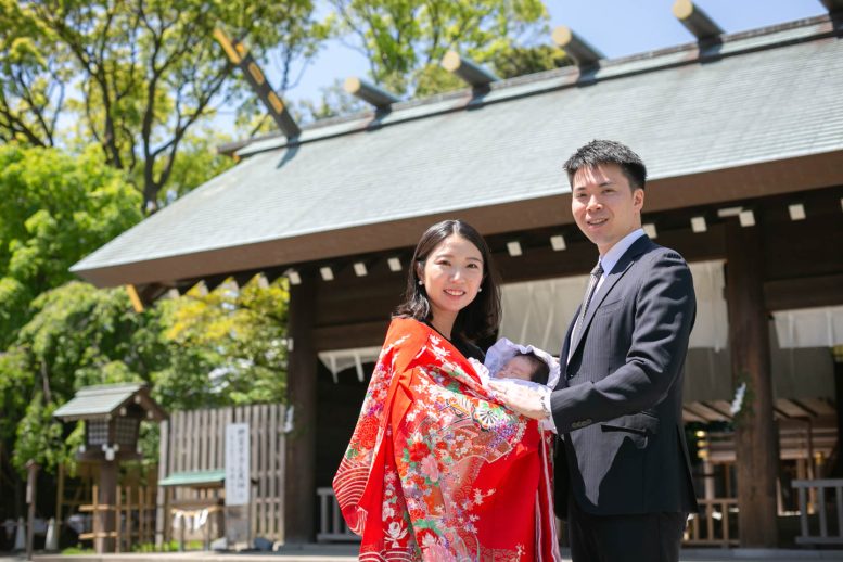 伊勢山皇大神宮　本殿前でお宮参りの記念撮影