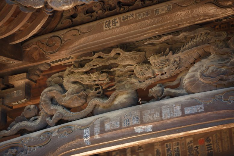 深大寺　本堂の彫刻