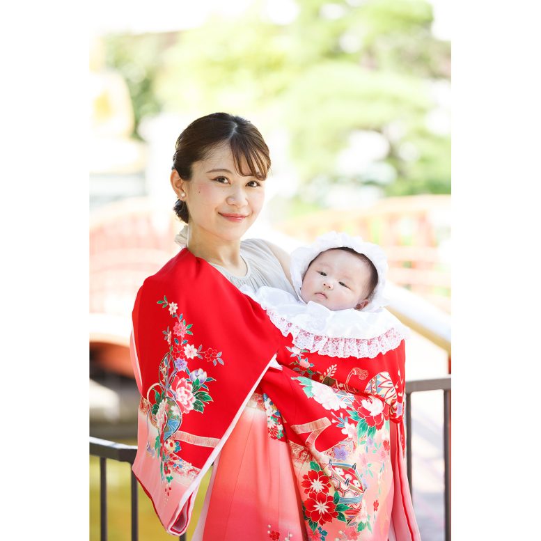 女の子と赤ちゃん　川崎大師の橋の前で