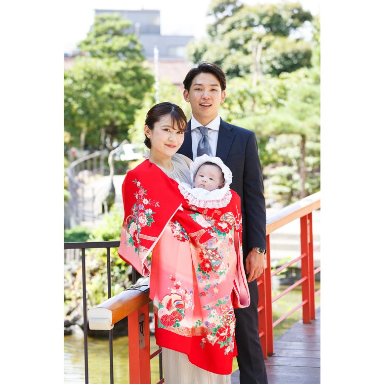 パパとママで記念撮影　川崎大師でお宮参り