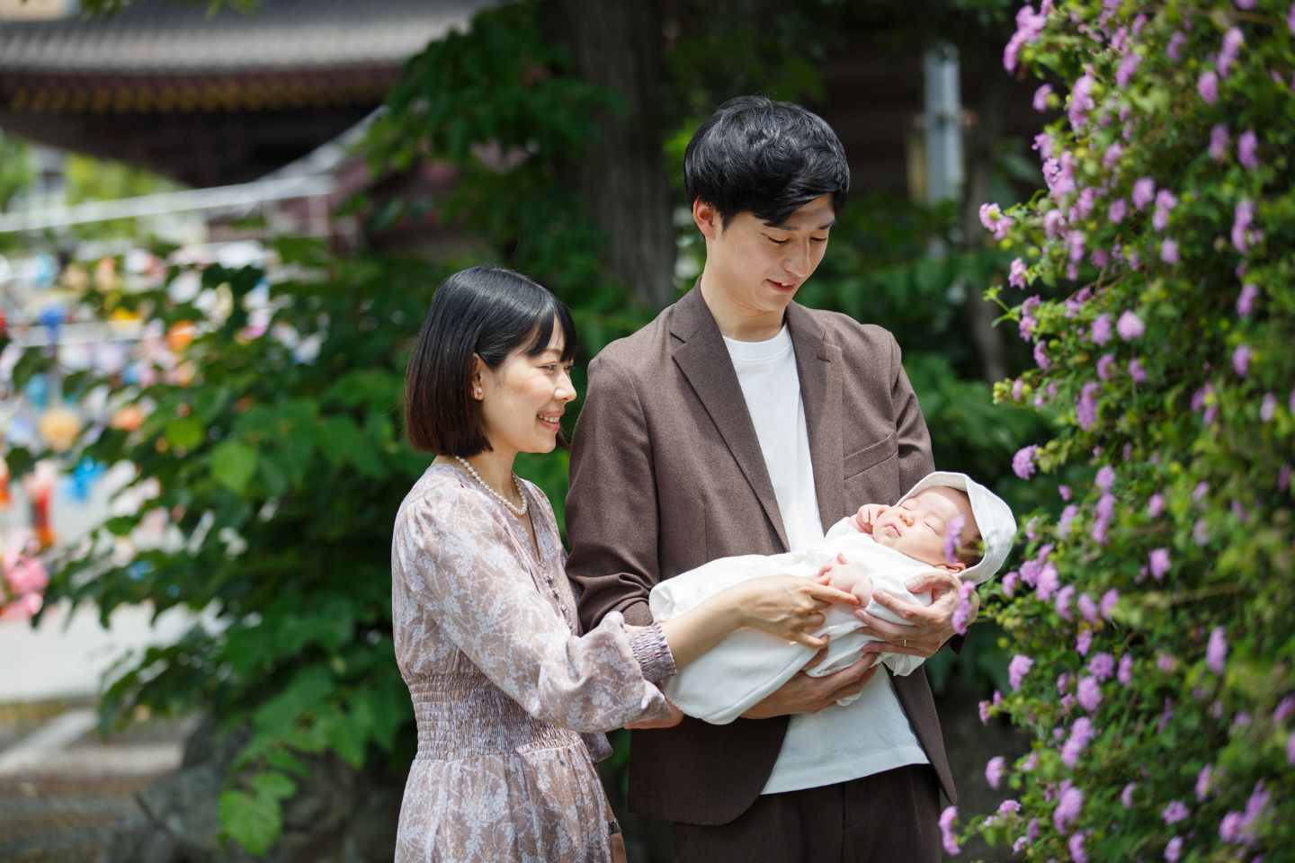 季節の花が咲く川崎大師 ベビードレスの赤ちゃん